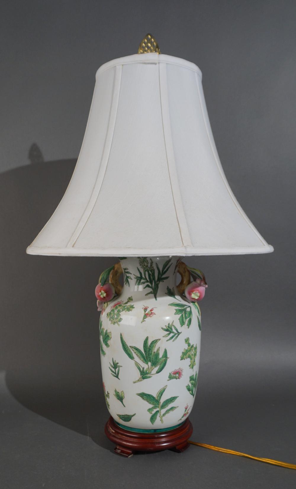 INCHINESE POLYCHROME DECORATED