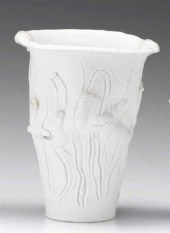 Incised porcelain vase    rudo