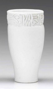 Incised porcelain vase    rudo