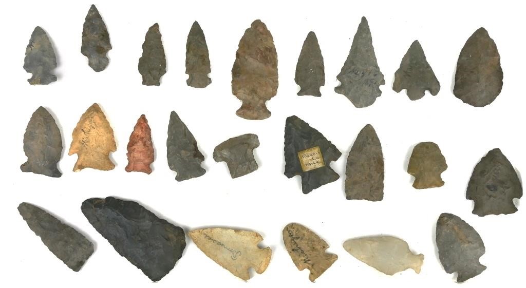 INDIAN ARTIFACTS: 24 ARROWHEADS &