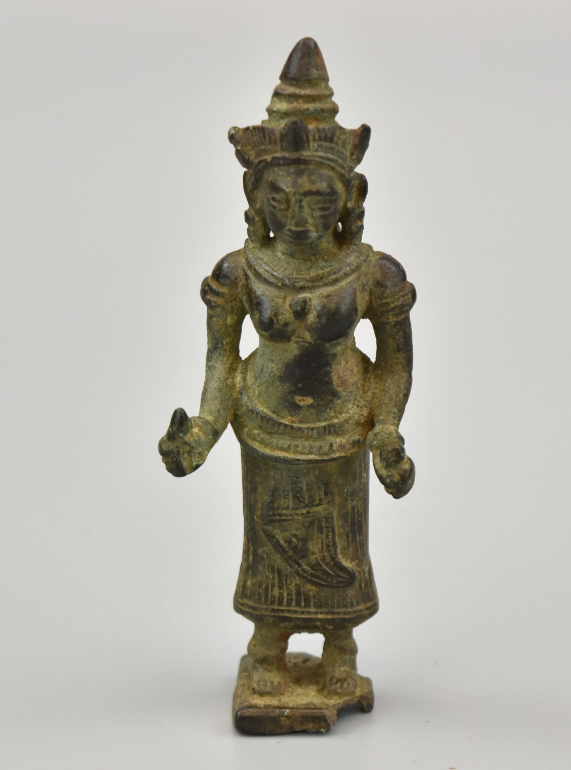 INDIAN BRONZE FEMALE FIGURE, 15TH