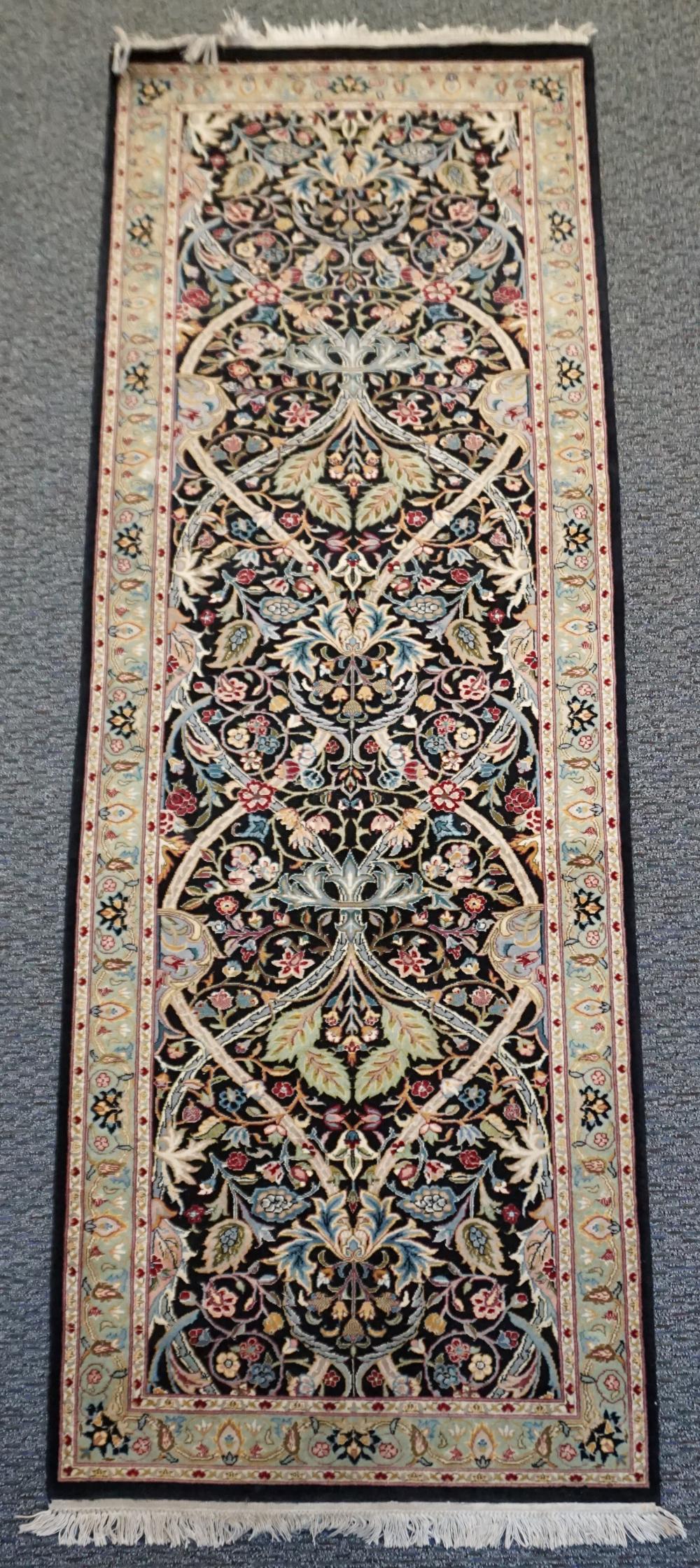 INDO TABRIZ RUNNER, 8 FT 1 IN X 2