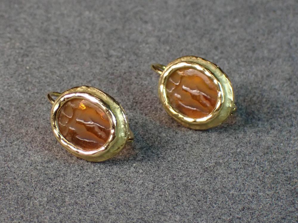 INTAGLIO GLASS AND EIGHTEEN KARAT