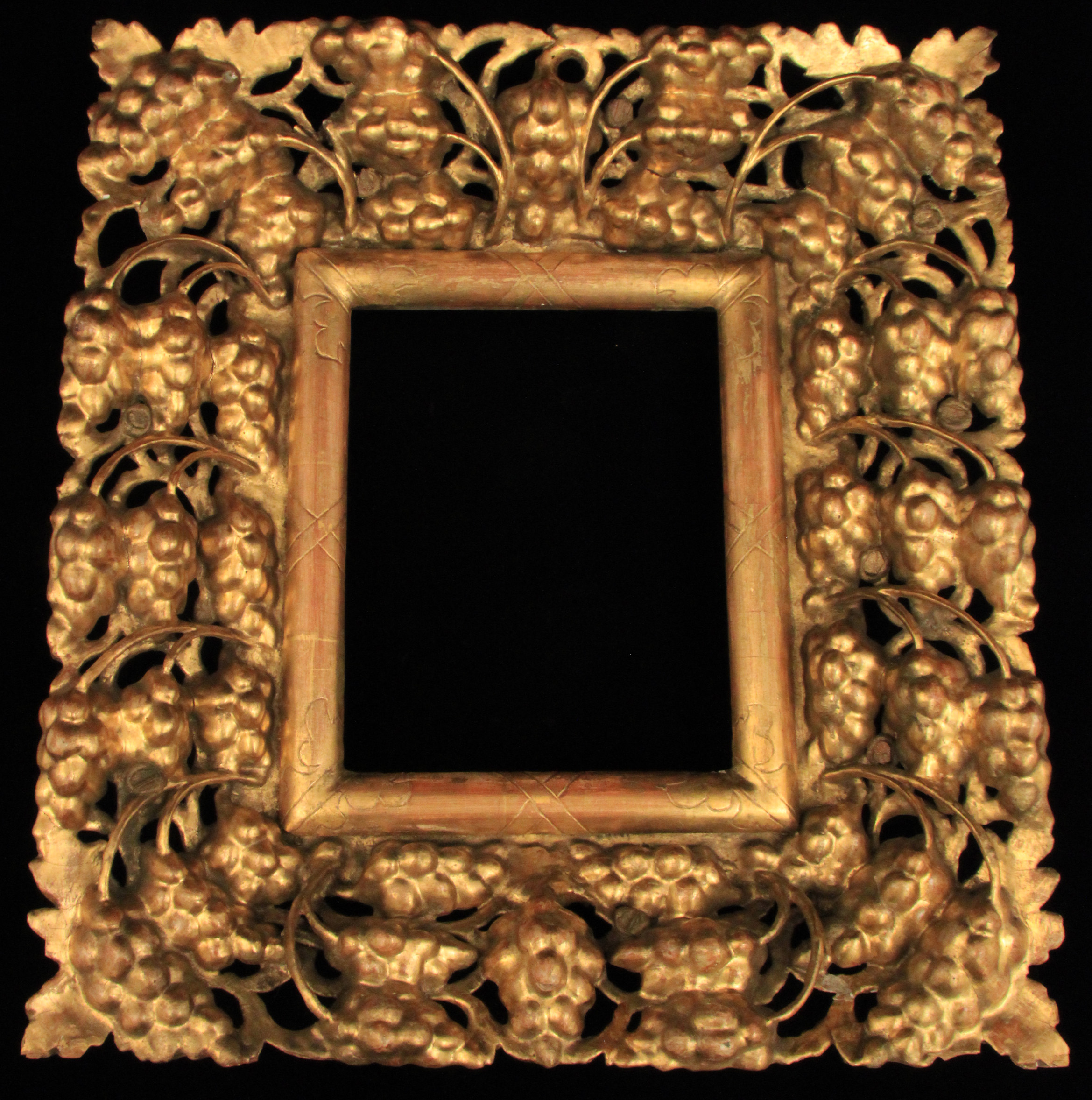 INTRICATELY CARVED ITALIAN GILTWOOD