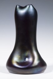 IRIDESCENT ART GLASS PINCHED V