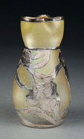 IRIDESCENT ART GLASS VASE W/ S