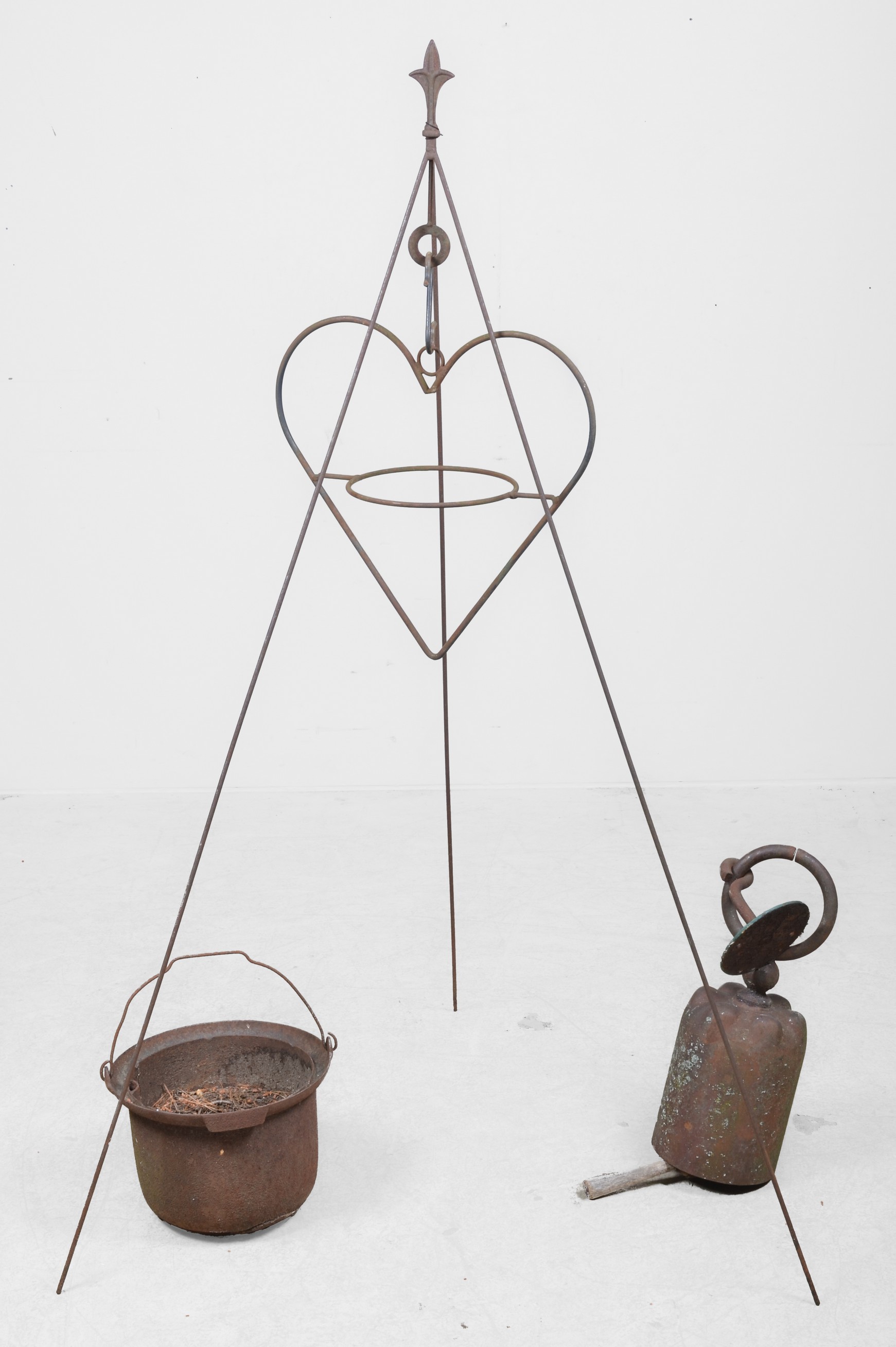 Iron tripod stand, metal dinner