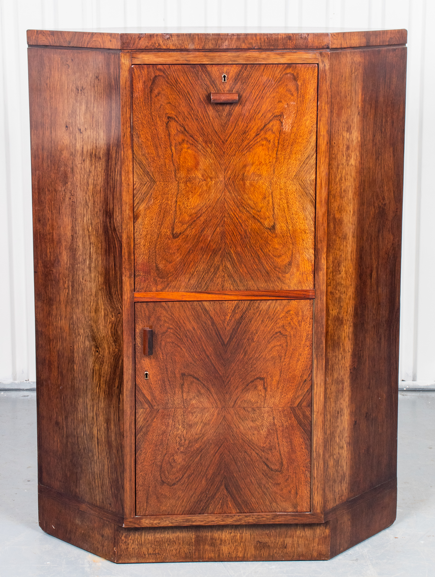 ITALIAN ART DECO WALNUT CORNER