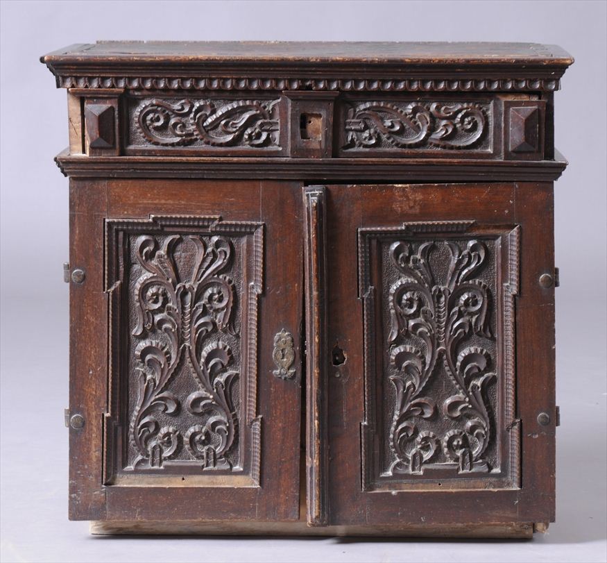 ITALIAN BAROQUE STYLE CARVED WALNUT