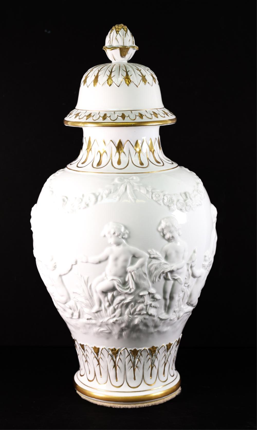 ITALIAN CAPODIMONTE 19 INCH COVERED