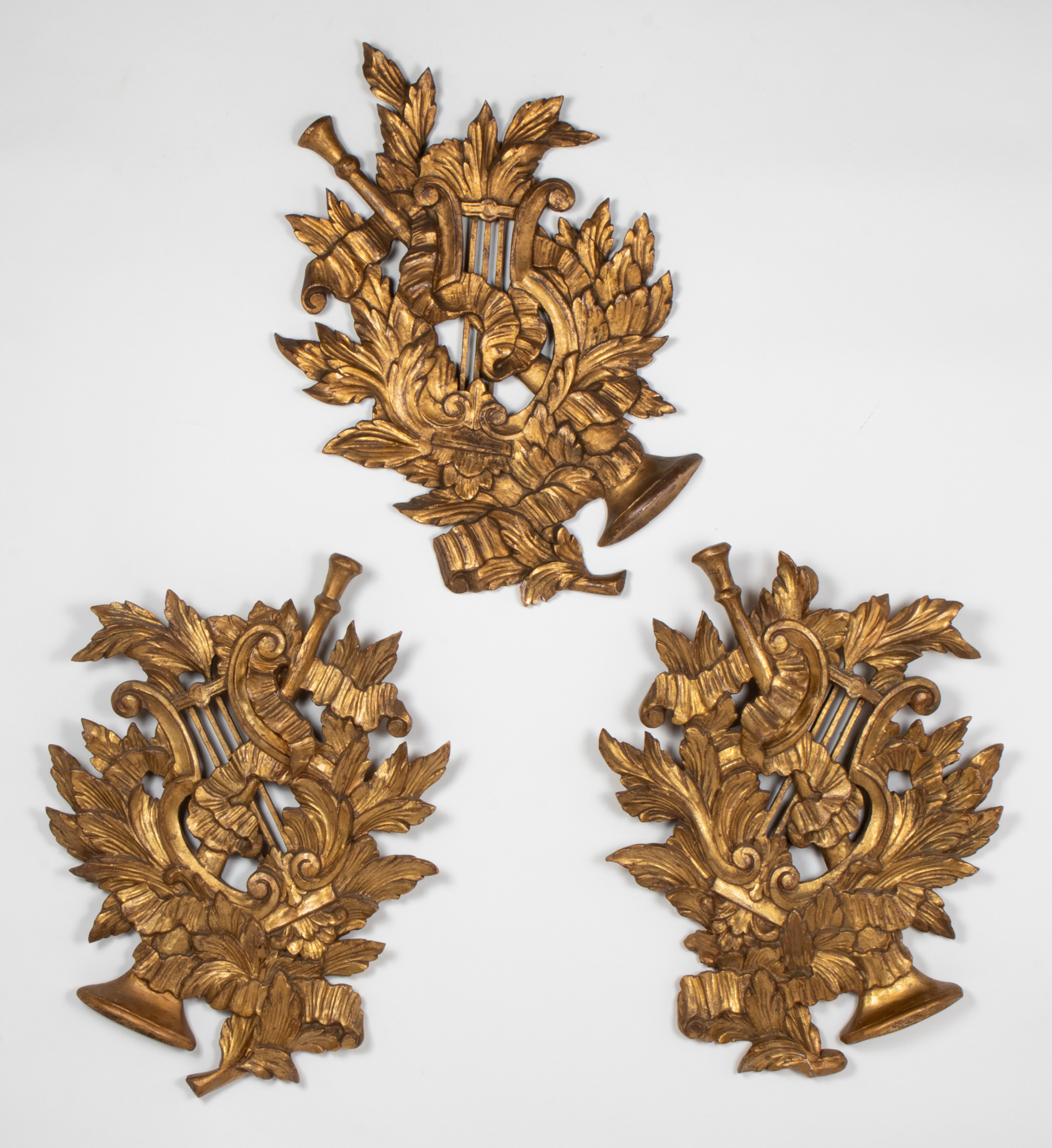 ITALIAN CARVED GILTWOOD MUSICAL