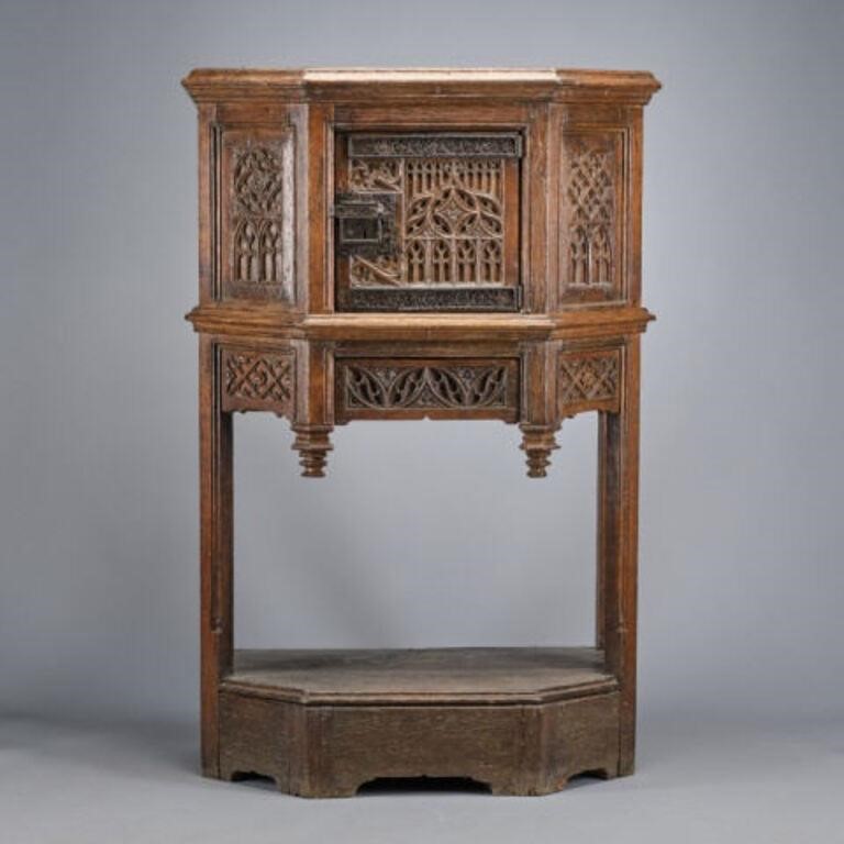 JACOBEAN OAK LIVERY CUPBOARDA