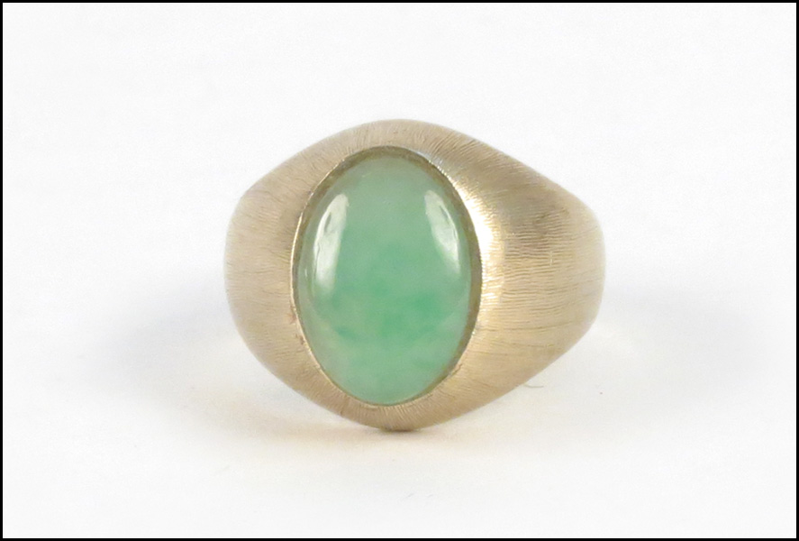 JADE AND 14 KARAT YELLOW GOLD RING.