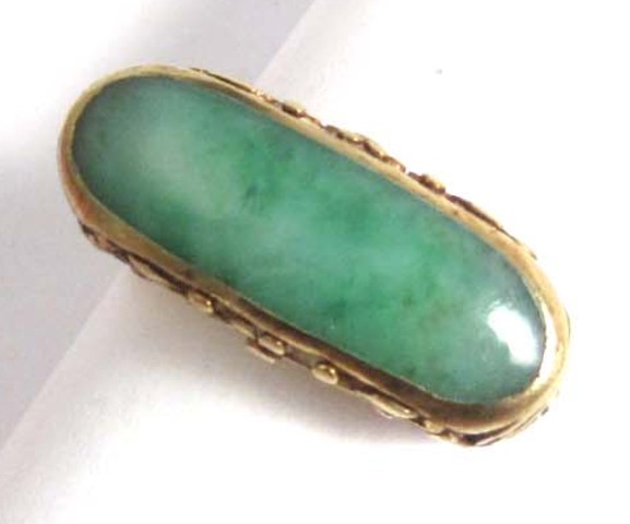 JADE AND EIGHTEEN KARAT GOLD RING