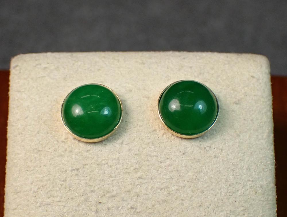 JADE AND FOURTEEN KARAT GOLD EAR