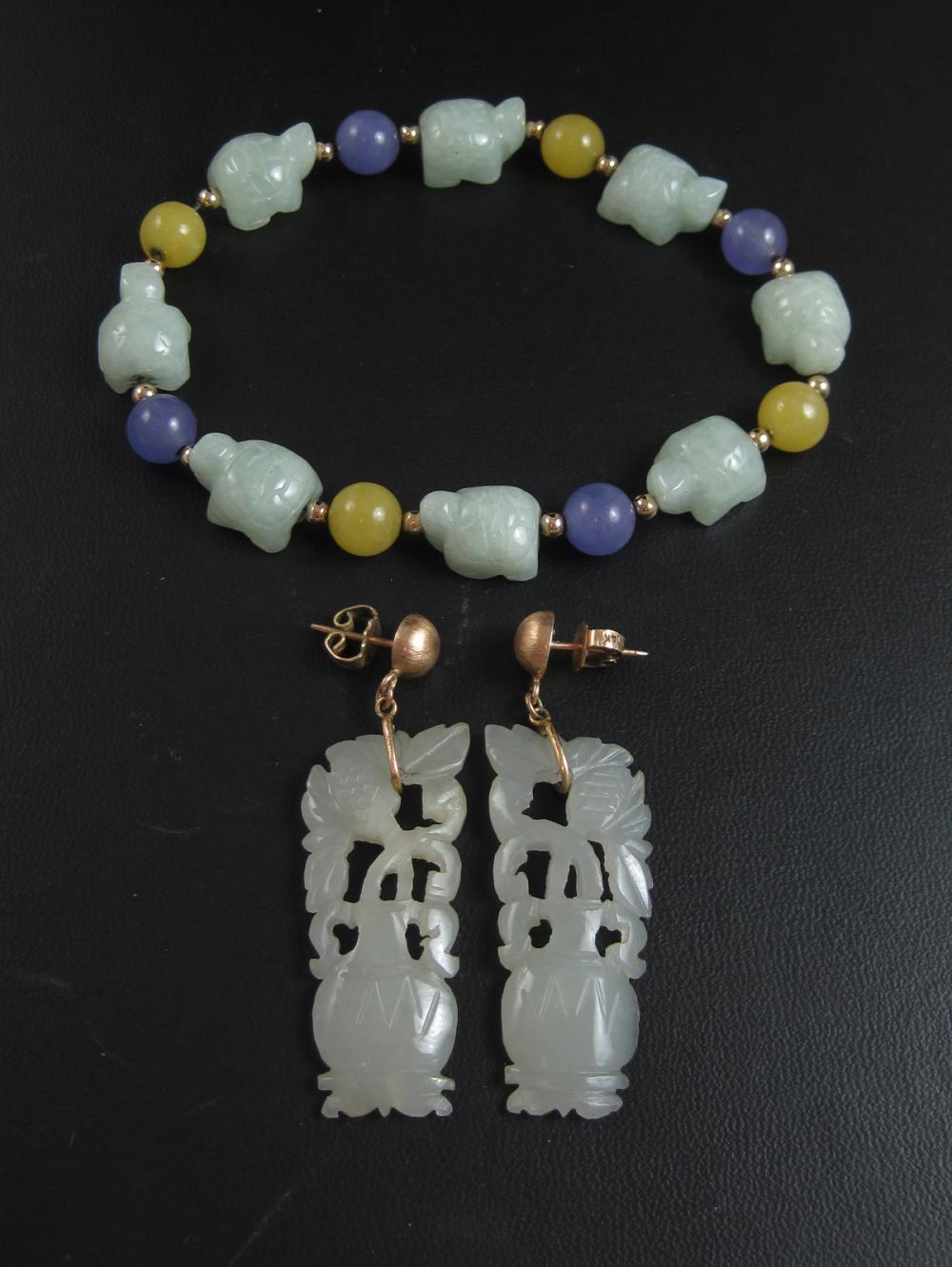 JADE BRACELET AND PAIR OF EARRINGS.