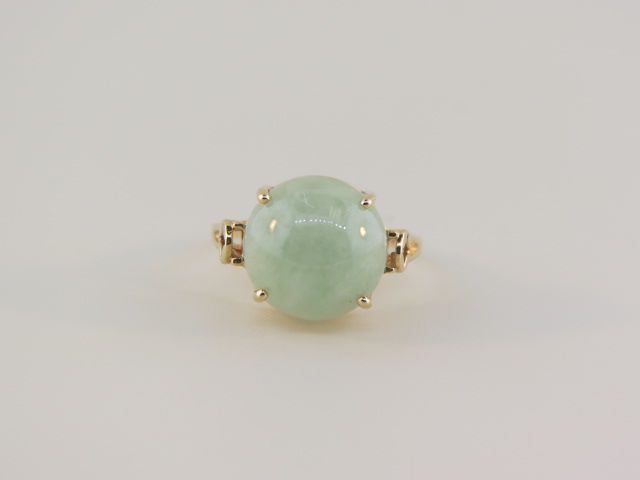 Jade Ring apple green cabachon in