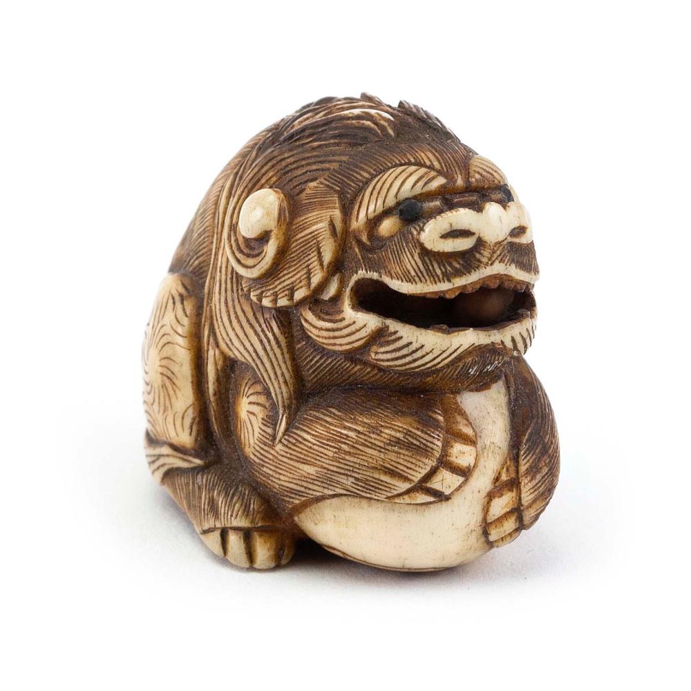 JAPANESE CARVED IVORY NETSUKE