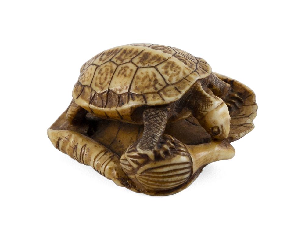 JAPANESE CARVED IVORY NETSUKE