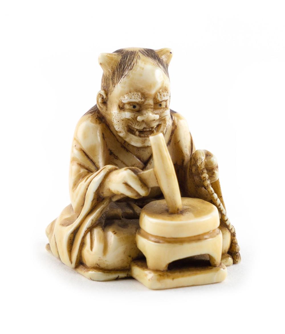 JAPANESE CARVED IVORY NETSUKE