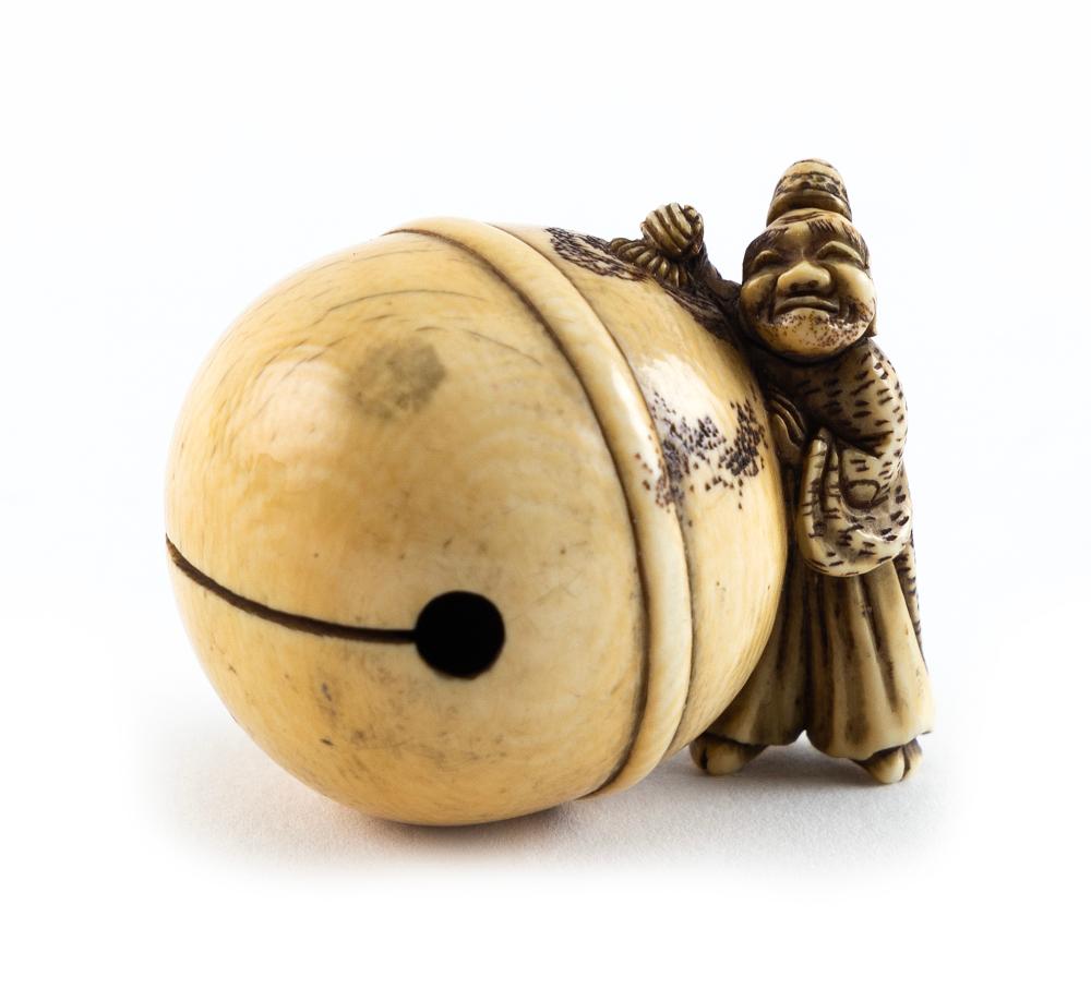 JAPANESE CARVED IVORY NETSUKE BY
