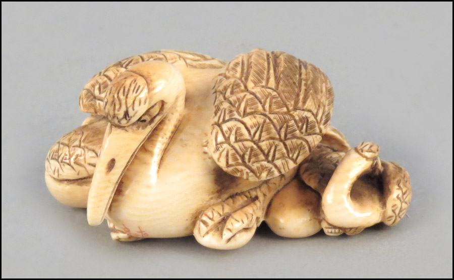 JAPANESE CARVED IVORY NETSUKE