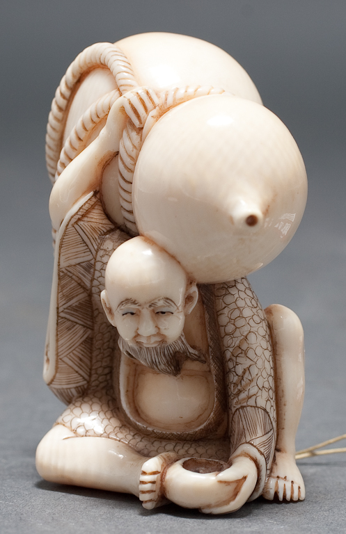 Japanese carved ivory netsuke: