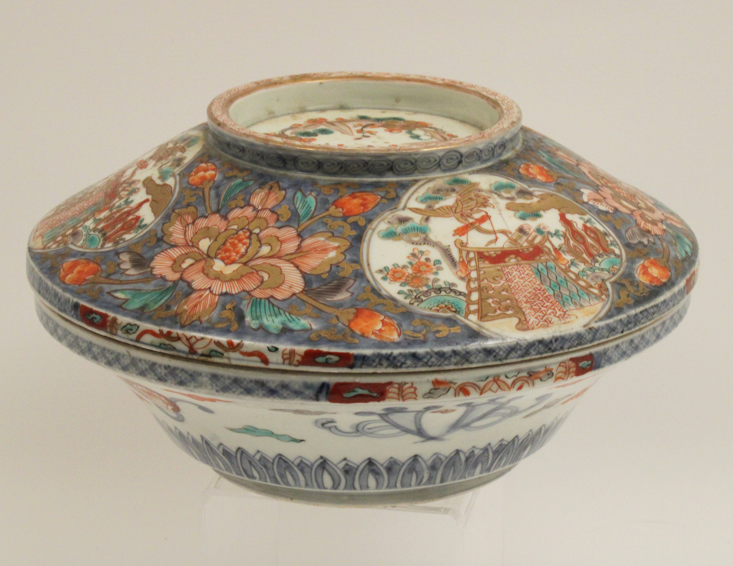 JAPANESE IMARI COVERED BOWL LARGE