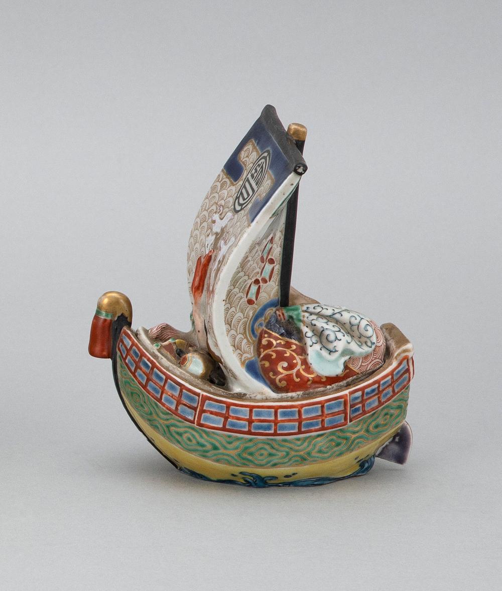 JAPANESE IMARI PORCELAIN COVERED