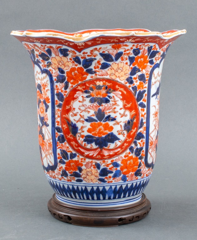 JAPANESE IMARI PORCELAIN VASE