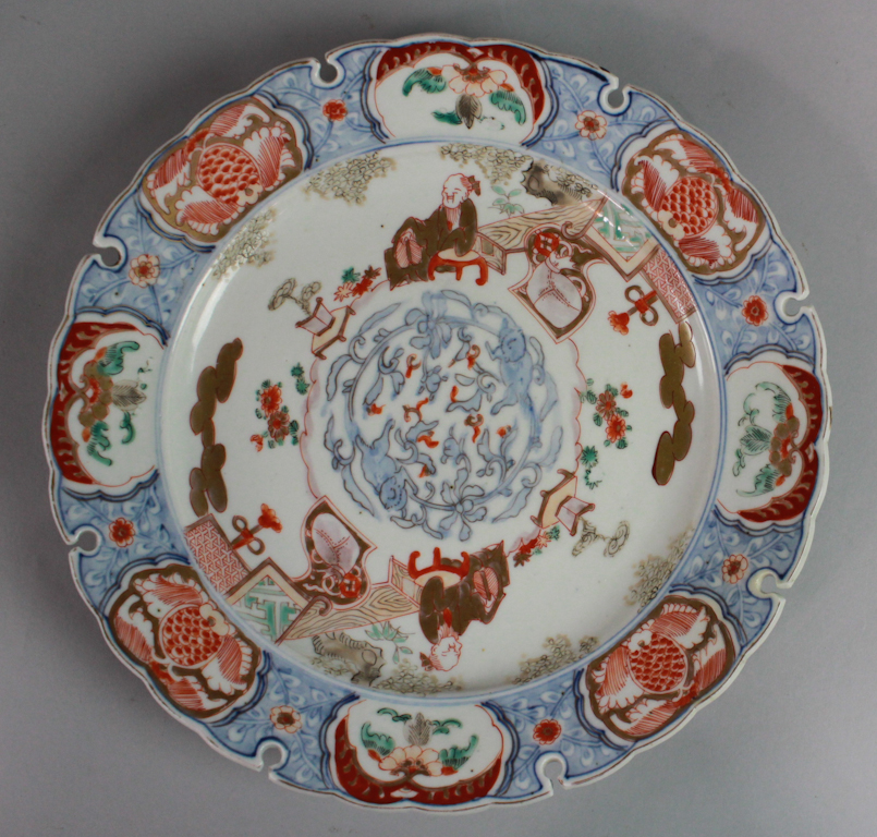 JAPANESE IMARI SHAPED CIRCULAR DISH