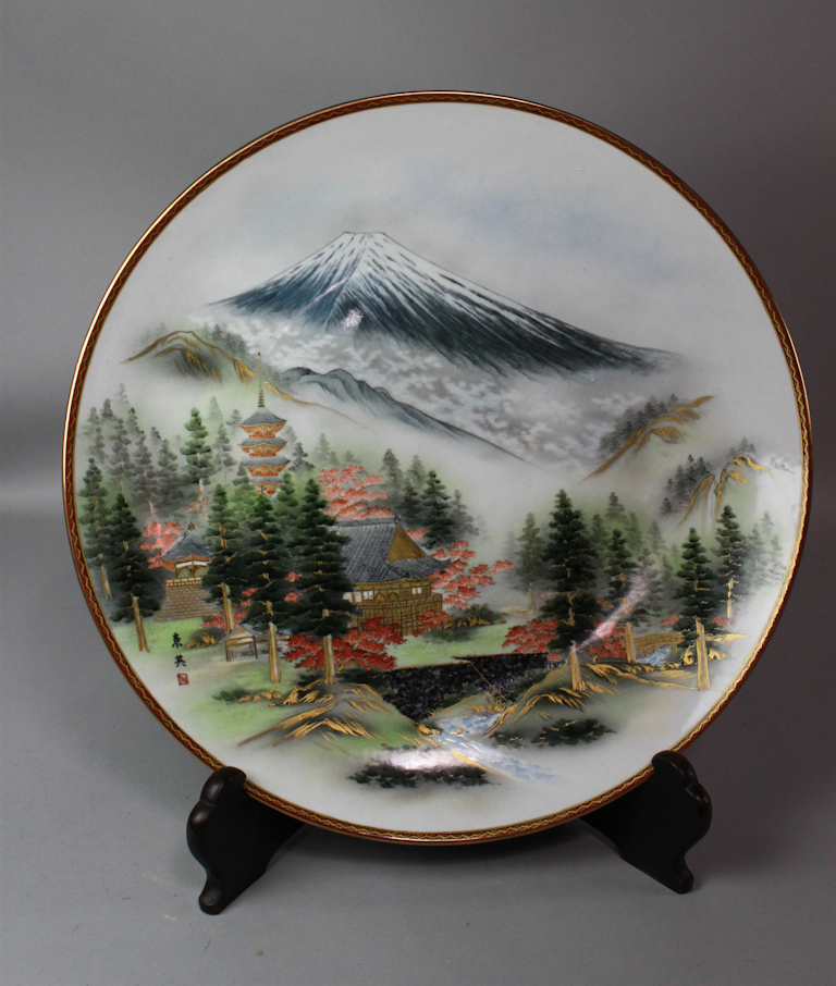 JAPANESE IMARI SHAPED CIRCULAR DISH