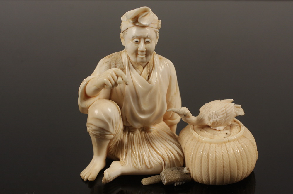 JAPANESE IVORY FIGURE - Meiji