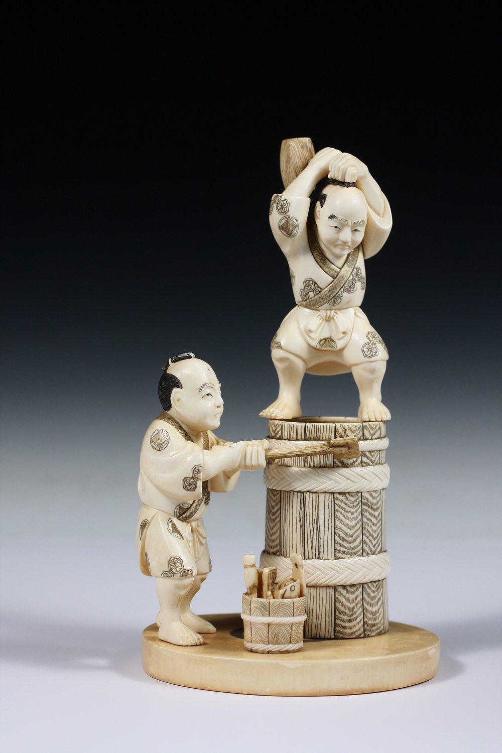 JAPANESE IVORY FIGURINE Meiji