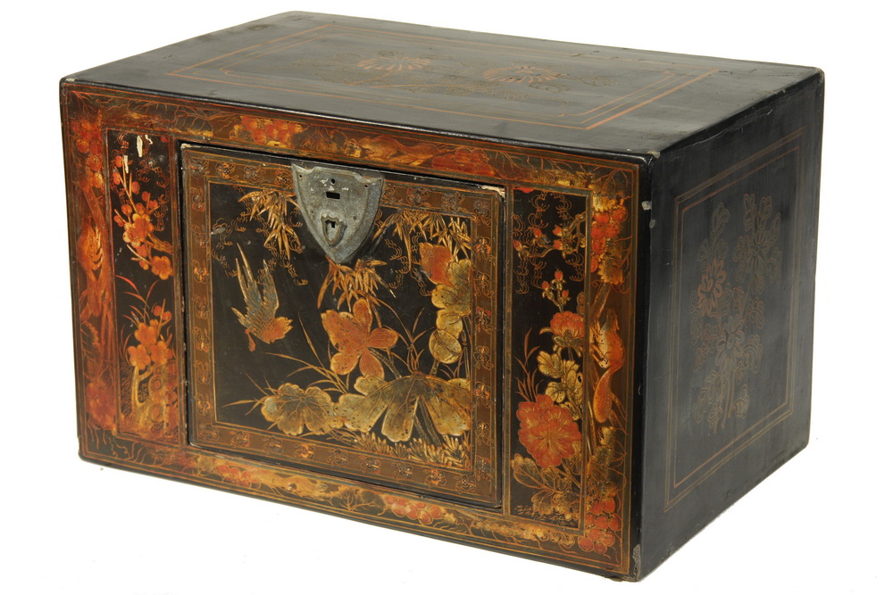 JAPANESE LACQUERED TRAVEL BOX -