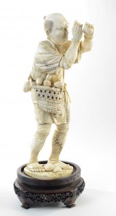 JAPANESE OKIMONO A MAN STANDIN