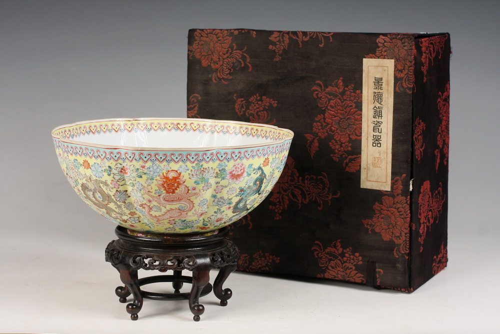 JAPANESE PORCELAIN FOOTED BOWL -