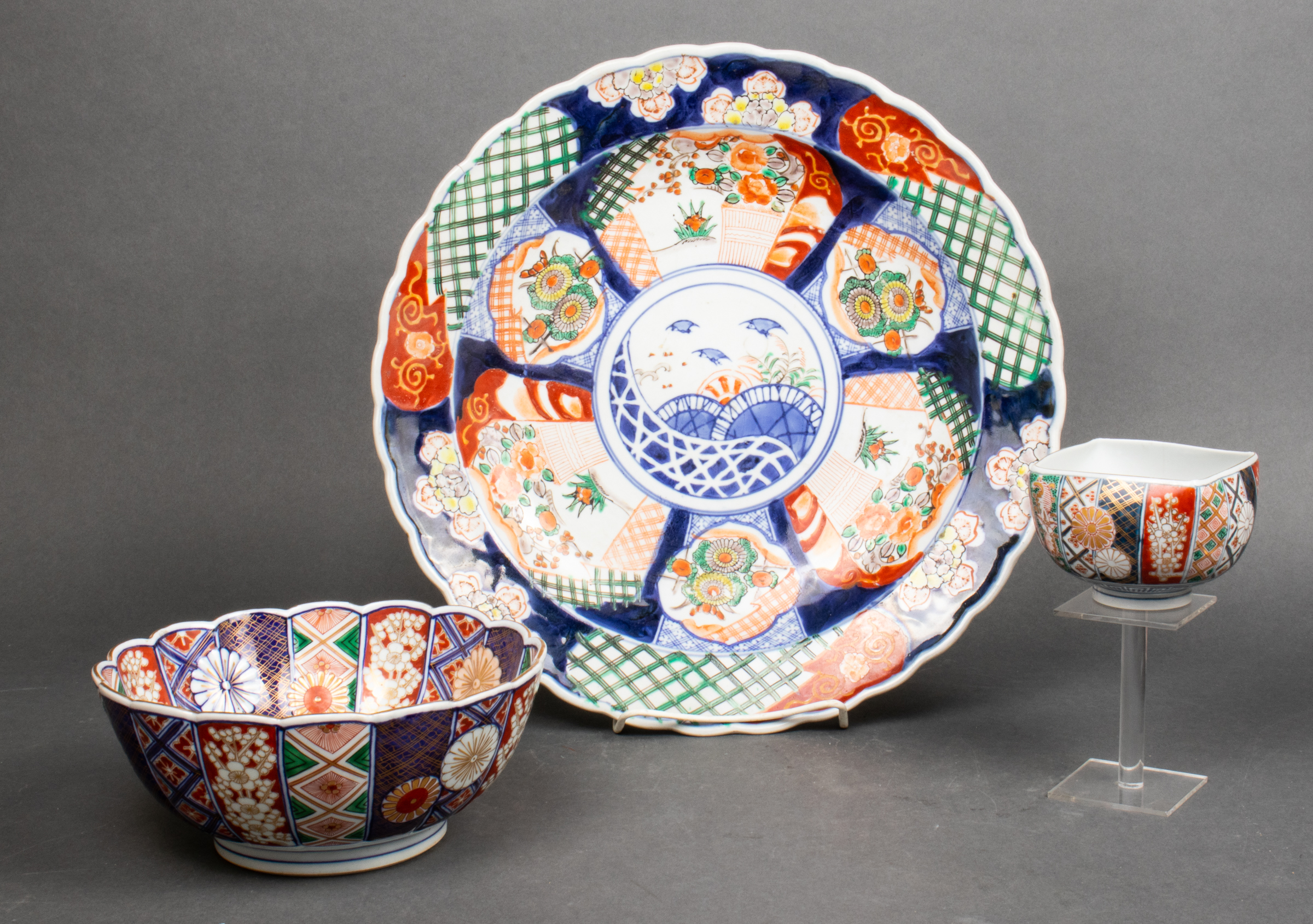 JAPANESE SIGNED IMARI BOWLS, 3