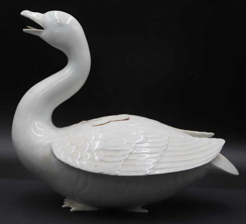 JAPANESE SWAN FORM PORCELAIN