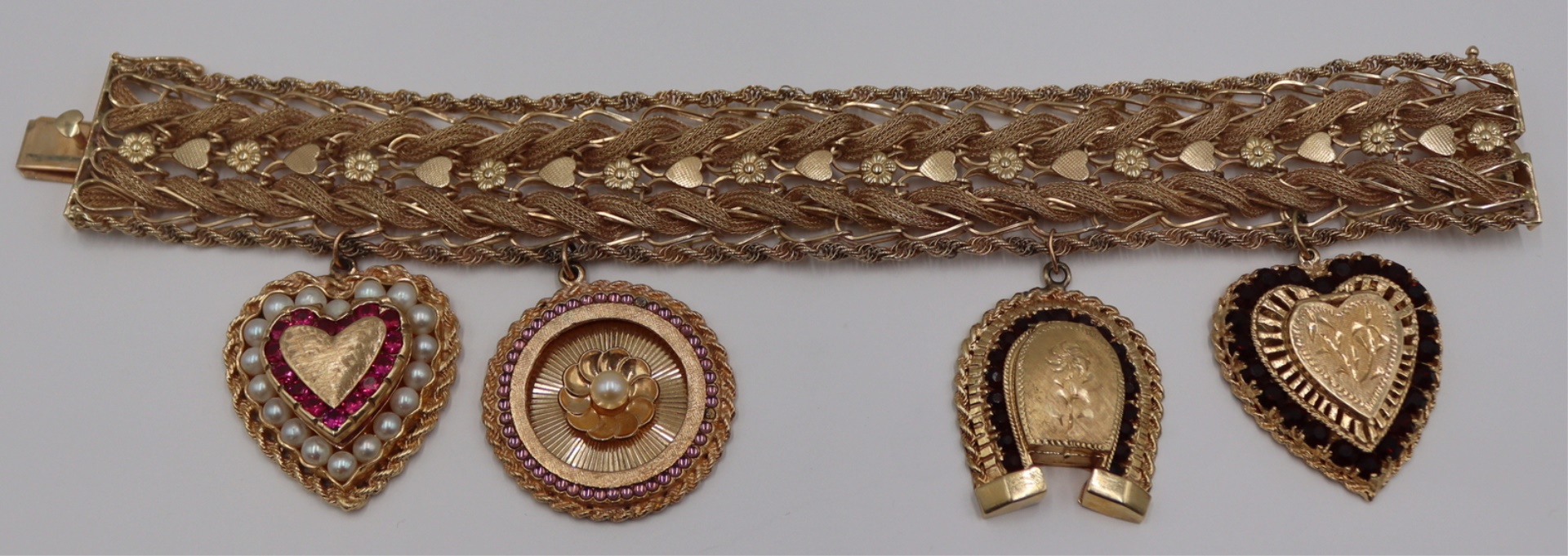 JEWELRY. 14KT GOLD CHARM BRACELET