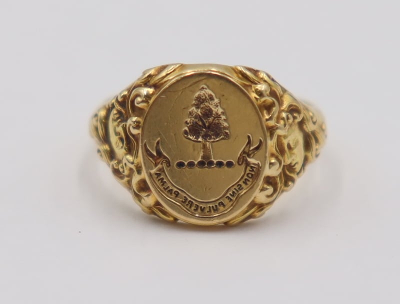 JEWELRY. 14KT GOLD SIGNET RING.
