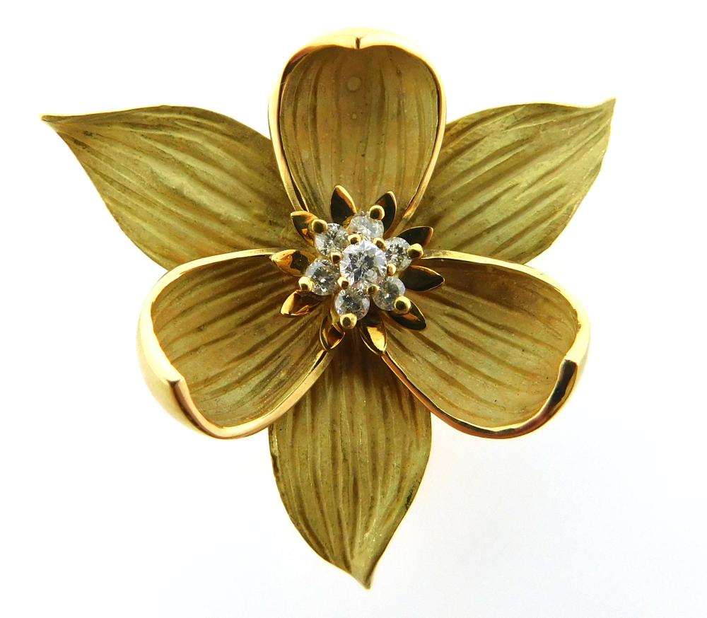JEWELRY: 18K DIAMOND FLOWER BROOCH,