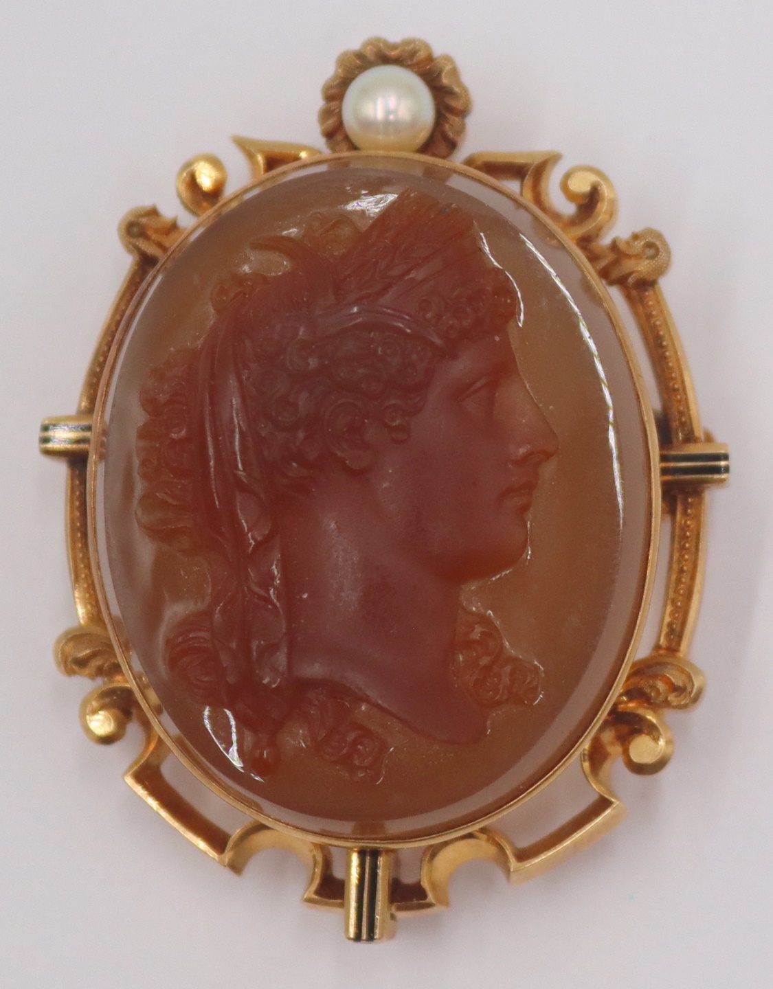 JEWELRY. 18KT GOLD MOUNTED CARVED
