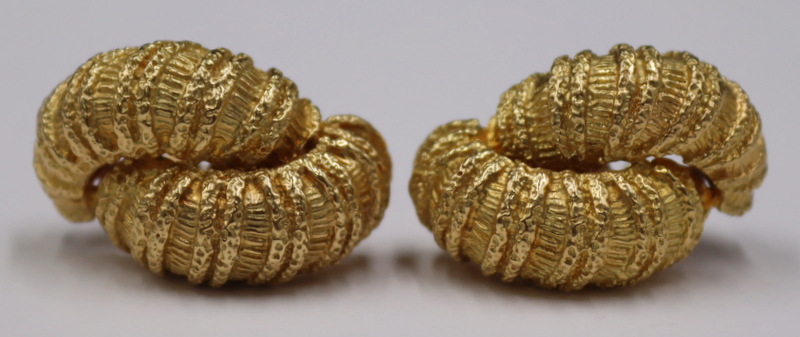JEWELRY. 18KT GOLD RIBBED EAR