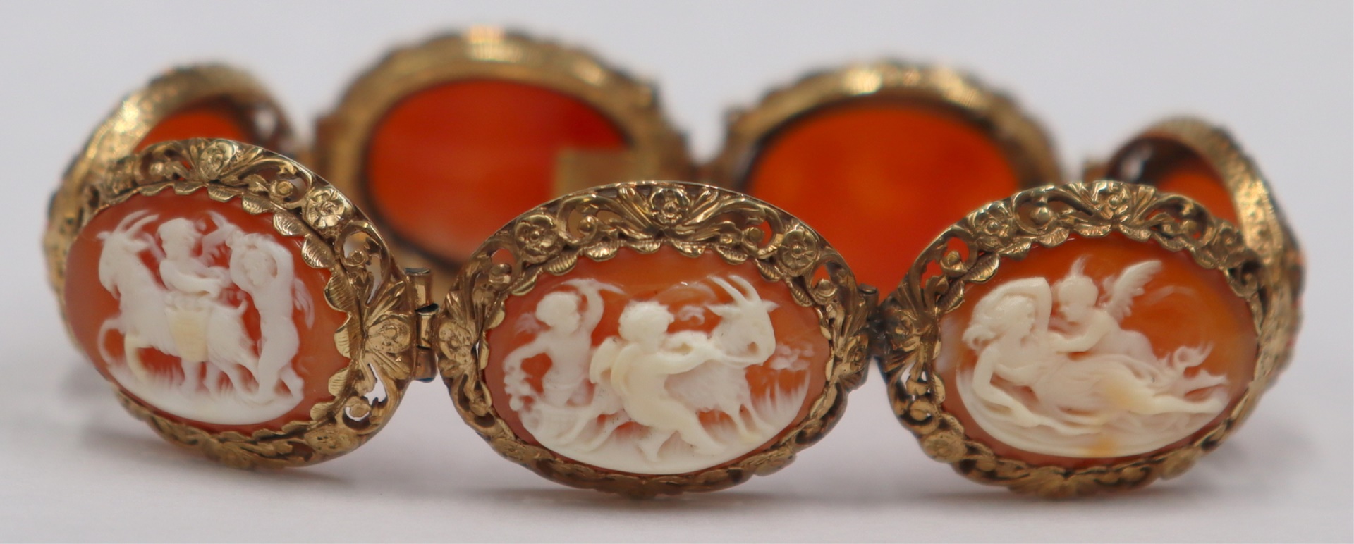 JEWELRY. 18KT YELLOW GOLD CAMEO