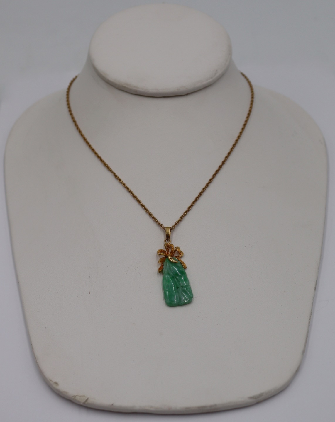 JEWELRY. 22KT GOLD MOUNTED JADE
