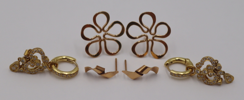 JEWELRY. (3) PAIRS OF 18KT AND 14KT