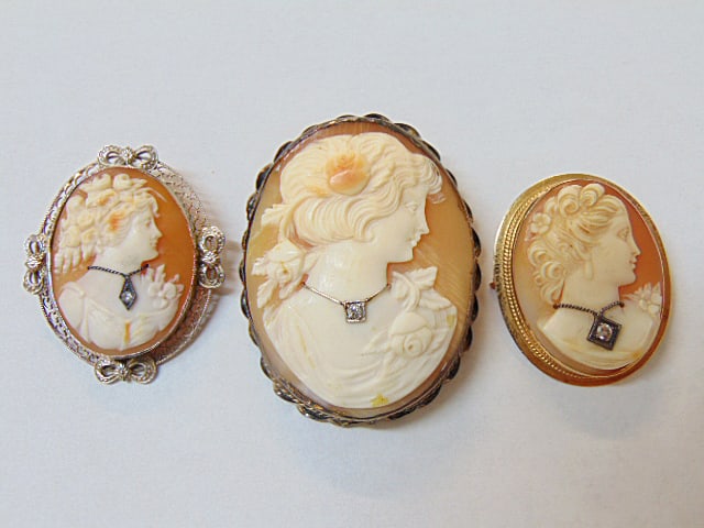 JEWELRY. 3 VINTAGE CAMEO