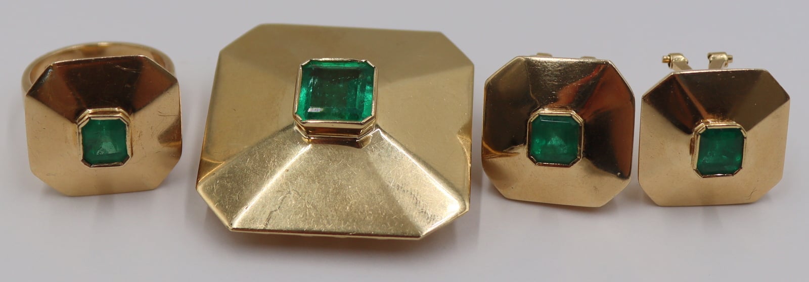 JEWELRY. 4 PC. EMERALD AND 18KT