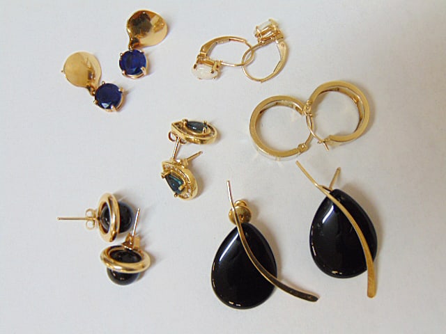 JEWELRY. 6 PAIRS OF GOLD EARRINGS